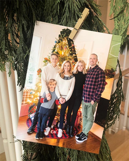 Поход в &quot;Диснейленд&quot; и оленьи рога: как западные звезды отметили Рождество 2018