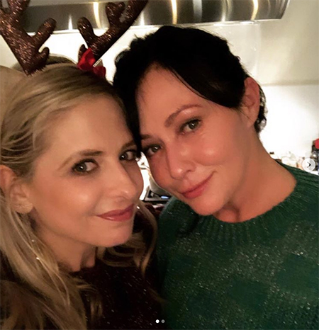 Поход в &quot;Диснейленд&quot; и оленьи рога: как западные звезды отметили Рождество 2018