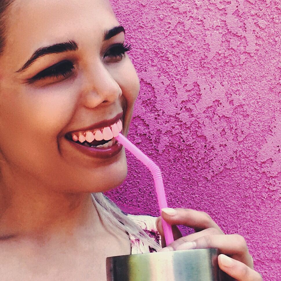 У мережі набирає популярність дивний новий тренд - кольорові зуби