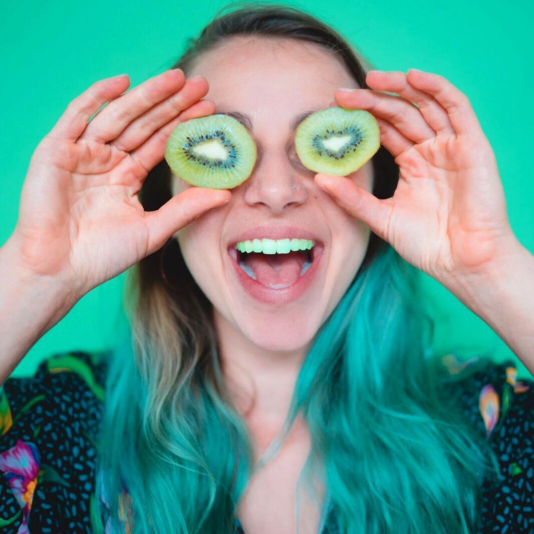 У мережі набирає популярність дивний новий тренд - кольорові зуби