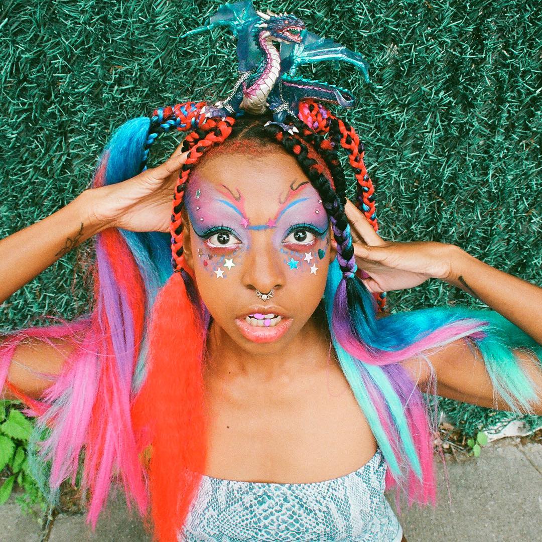 У мережі набирає популярність дивний новий тренд - кольорові зуби