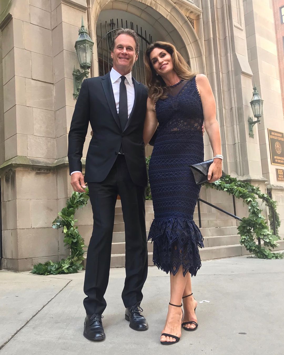 Романтика всю жизнь: Синди Кроуфорд показала редкое фото с любимым мужем