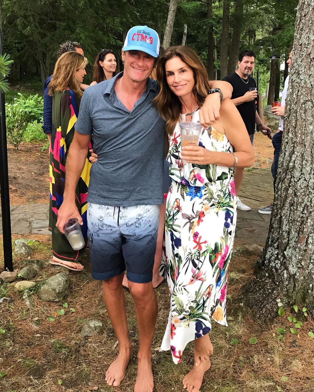 Романтика всю жизнь: Синди Кроуфорд показала редкое фото с любимым мужем