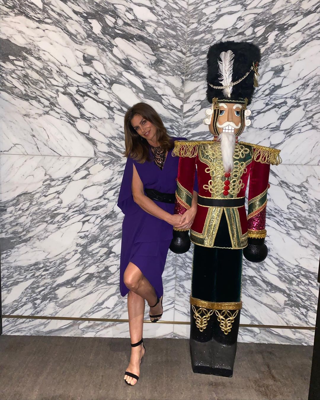 Вечно молодая: 53-летняя Синди Кроуфорд восхитила стройным телом в эффектном наряде