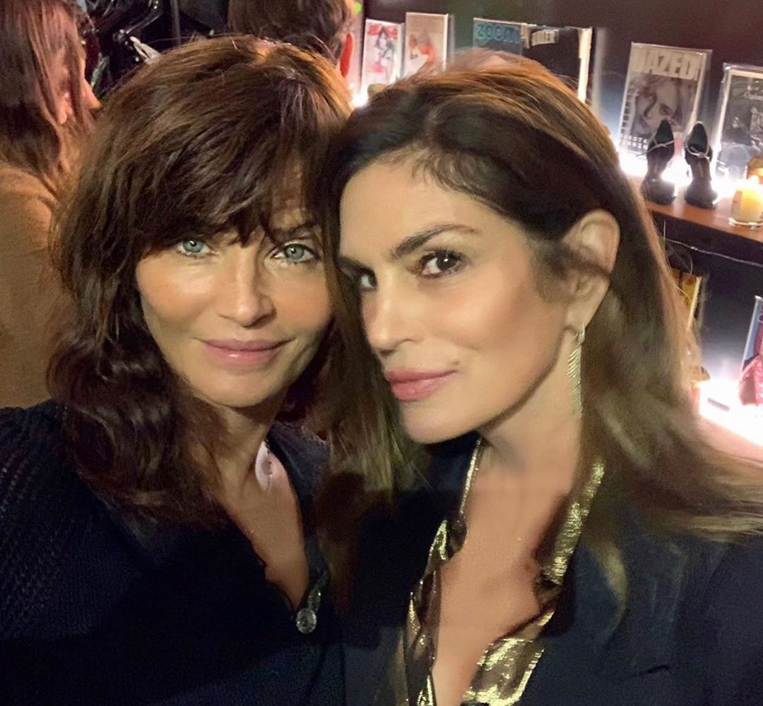 Вечно молодая: 53-летняя Синди Кроуфорд восхитила стройным телом в эффектном наряде