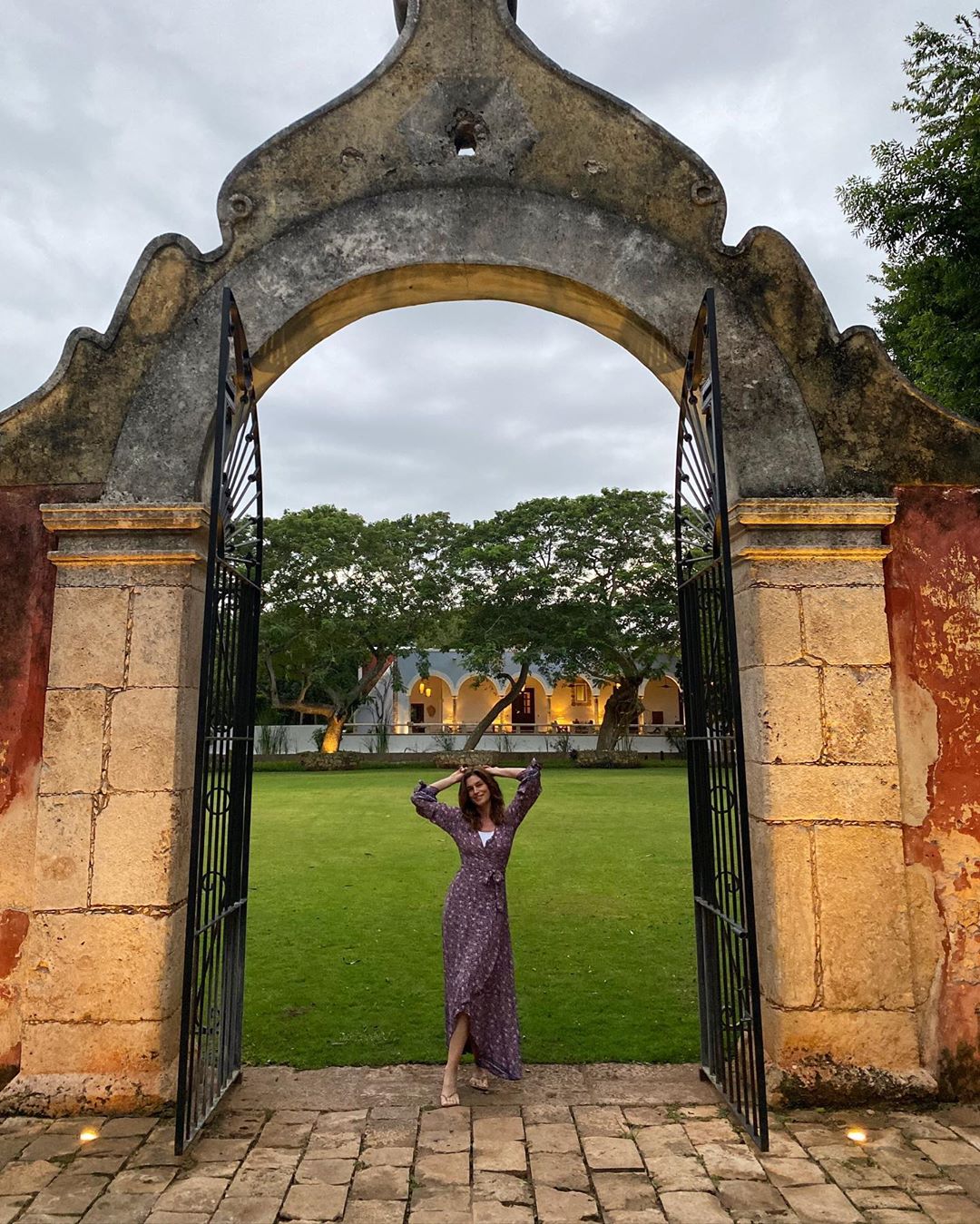 Ідеальна: 53-річна Сінді Кроуфорд похвалилася струнким тілом в жіночому платті