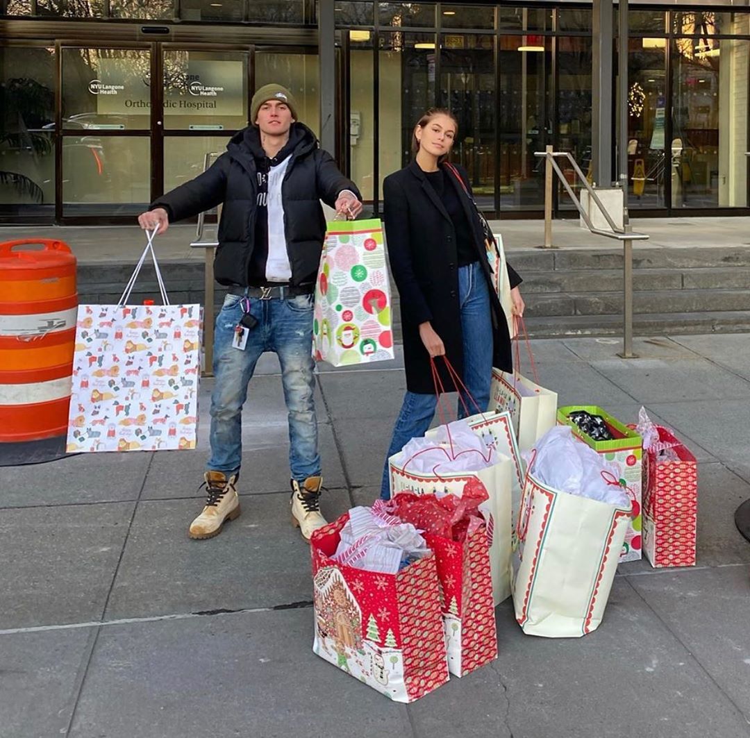 Идеальная мама: Синди Кроуфорд показала редкое фото со своих домашних родов