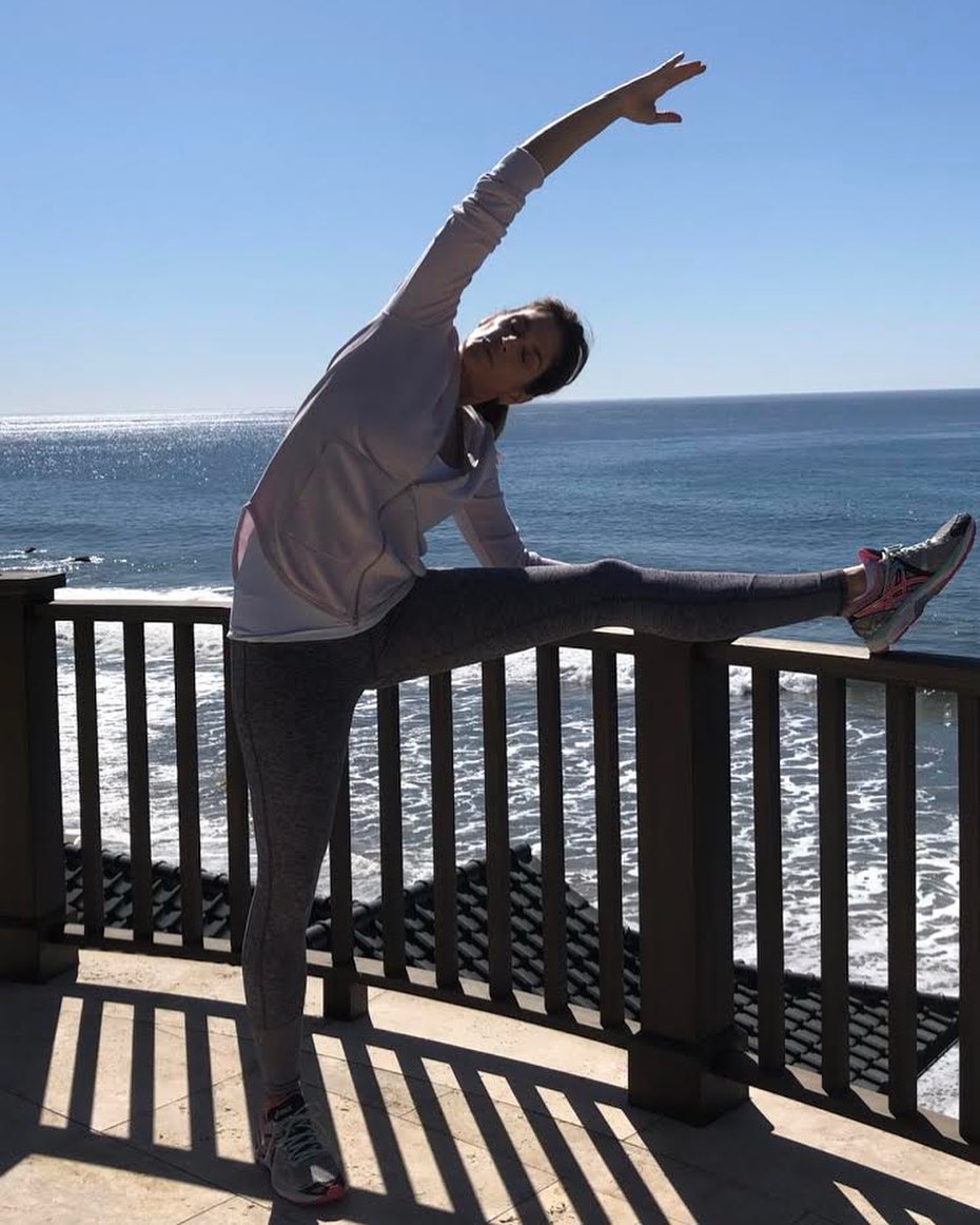 Всего 10 минут в день: Синди Кроуфорд показала универсальный комплекс для безупречной фигуры (видео)