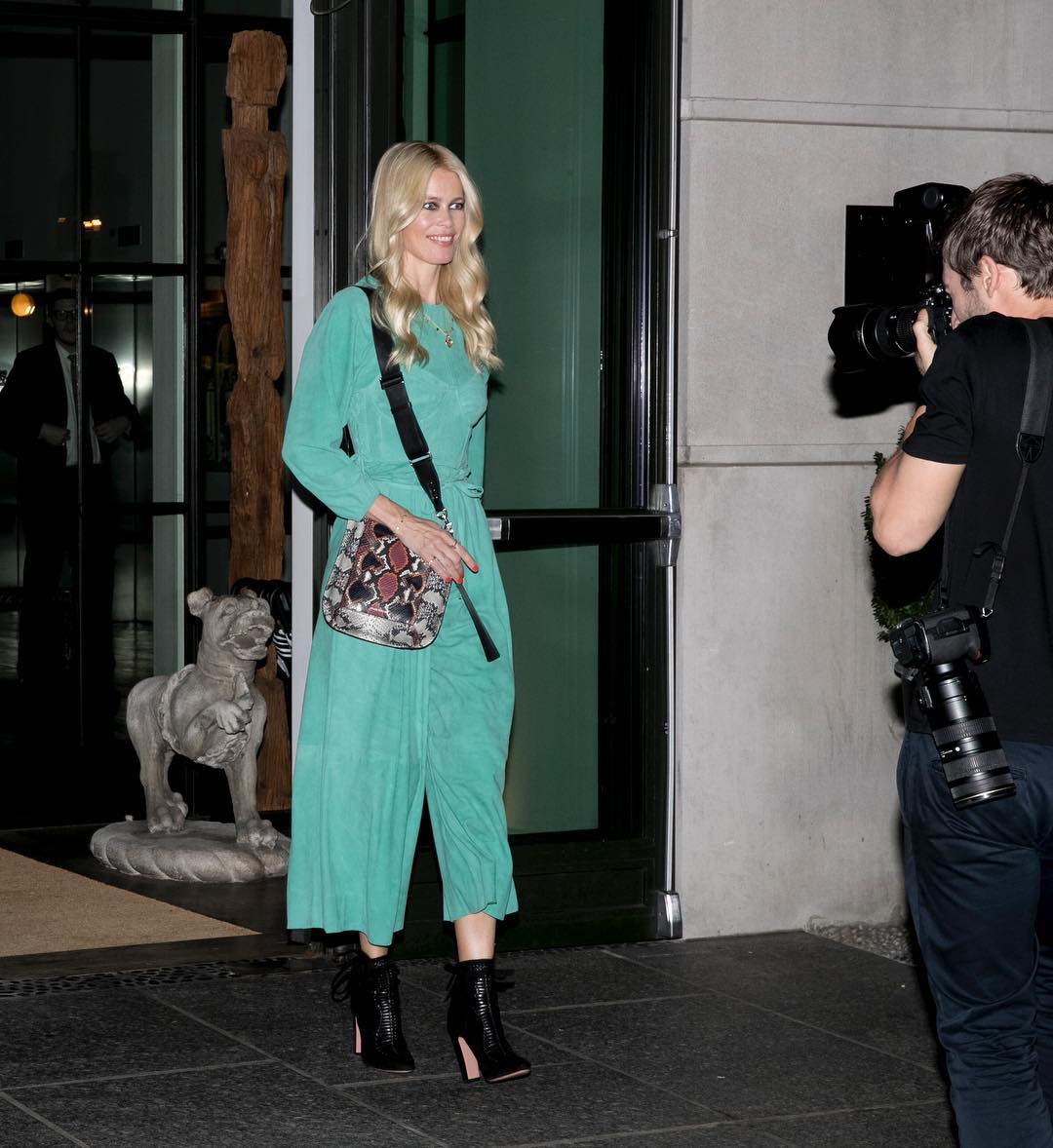 Від хіпі до ділової жінки: топ-3 стильних літніх образів від Клаудії Шиффер