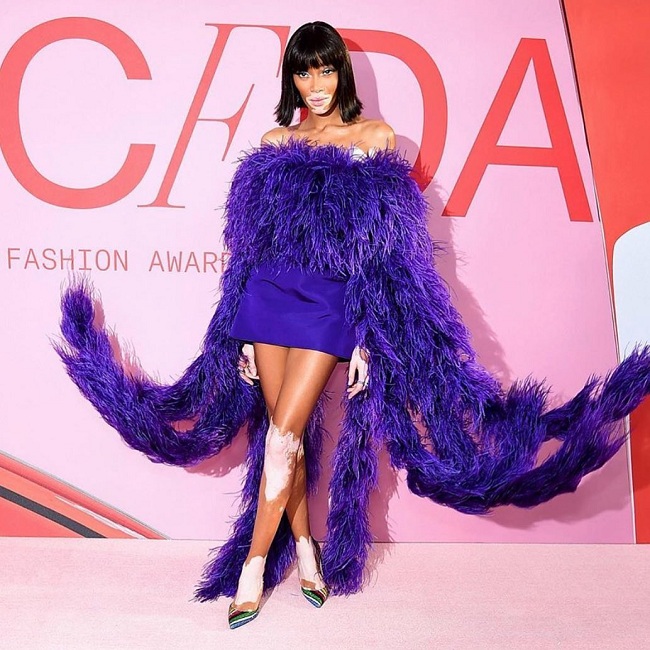 В пурпурном платье с перьями и парике: Винни Харлоу восхитила ярким образом и стройными ногами