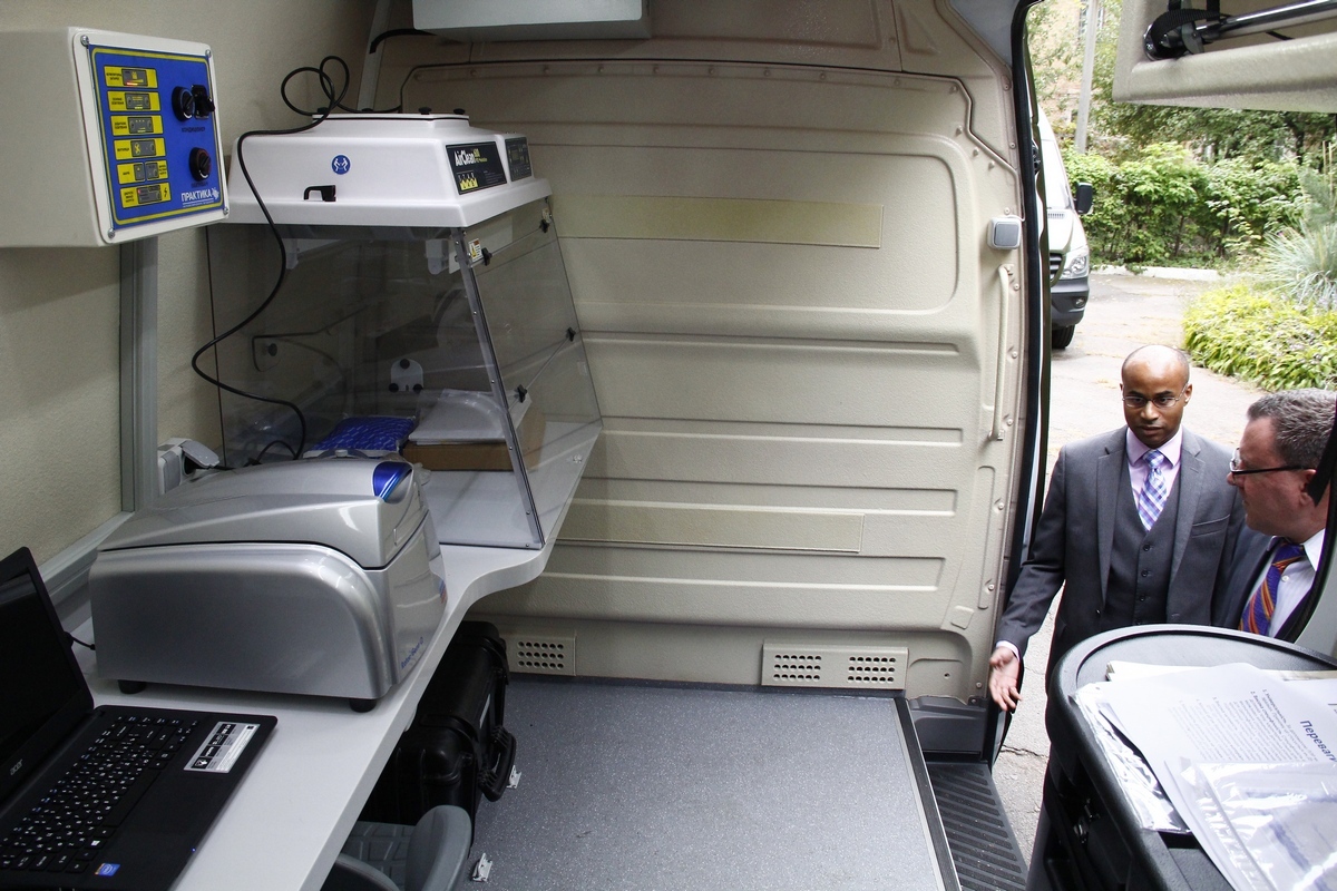 США передали 3 оборудованы мобильные лаборатории для украинской армии