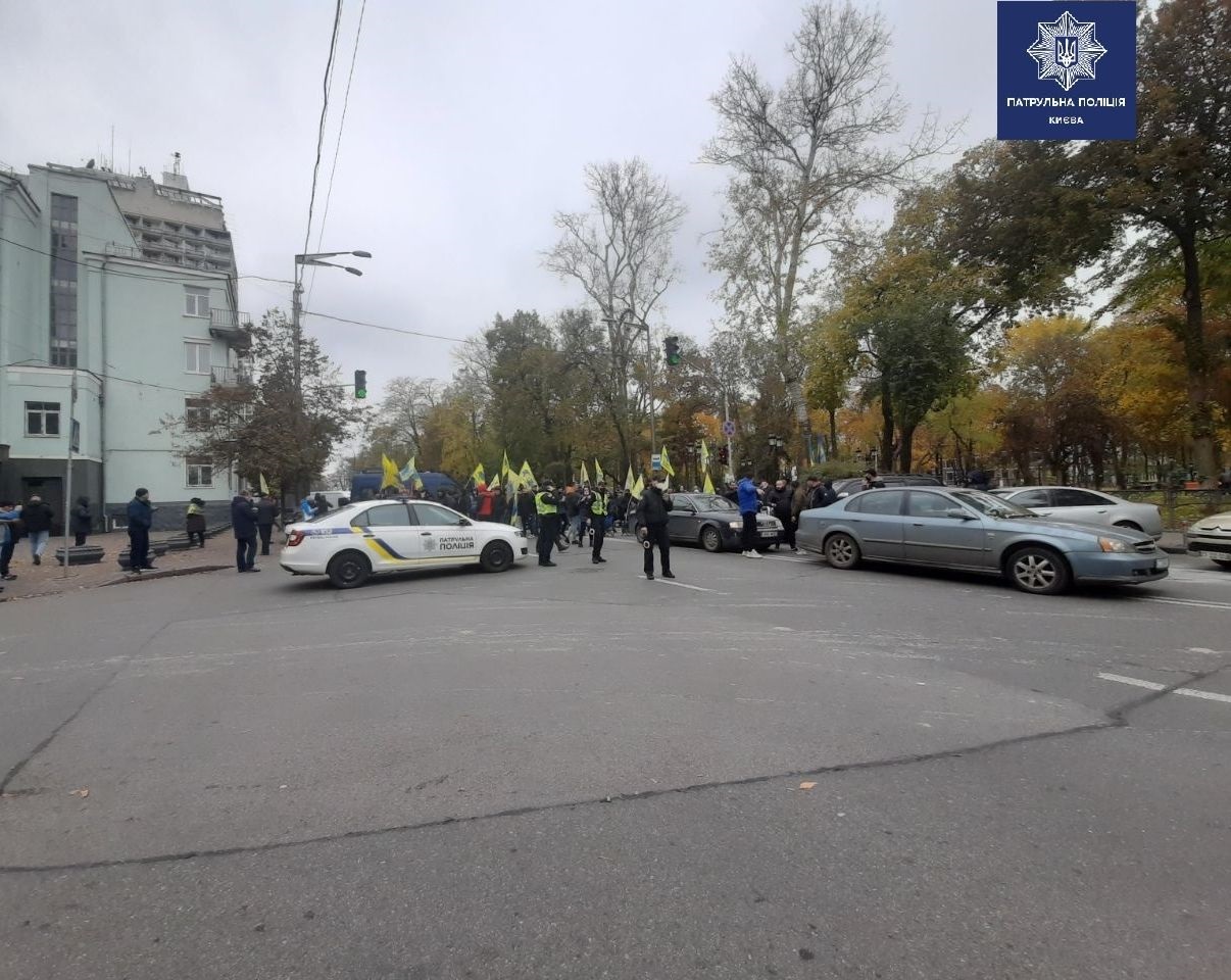 В Киеве перекрыты улицы, начинаются стычки с полицией: что происходит