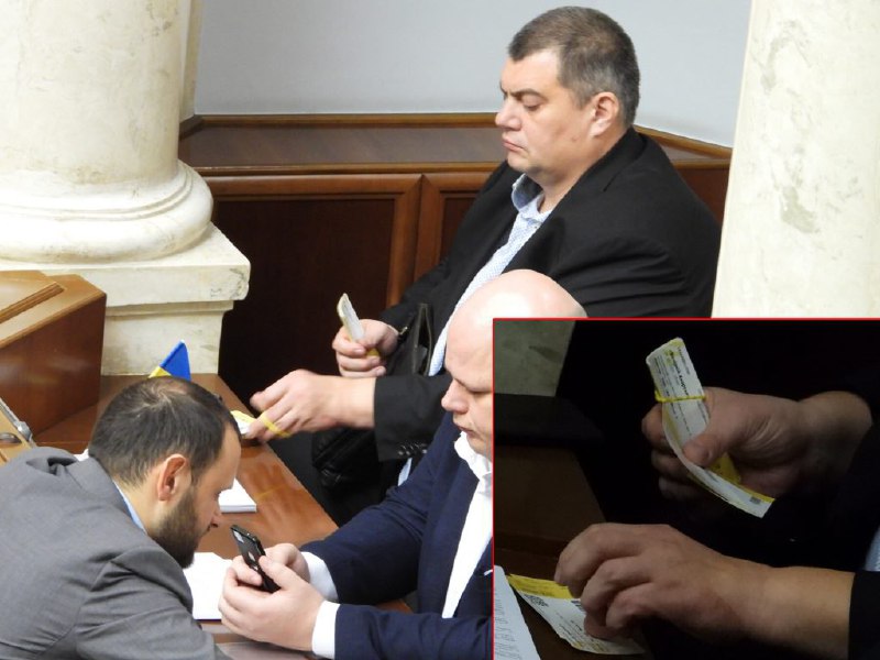 В Раде засекли экс-&quot;кварталовца&quot; за странным занятием  (фото)