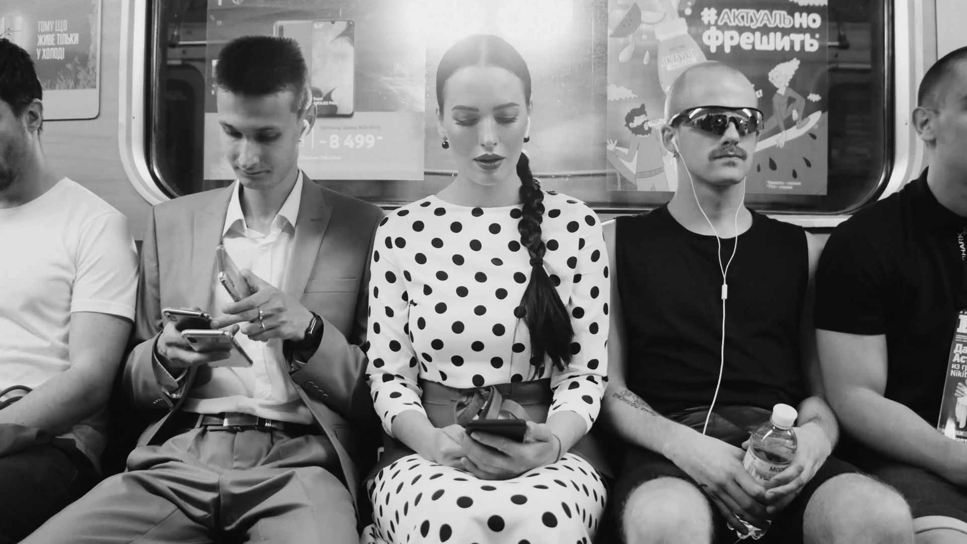 "Станція Рожевий фламінго": Даша Астаф'єва спустилася в метро і прочитала там вірша (відео)