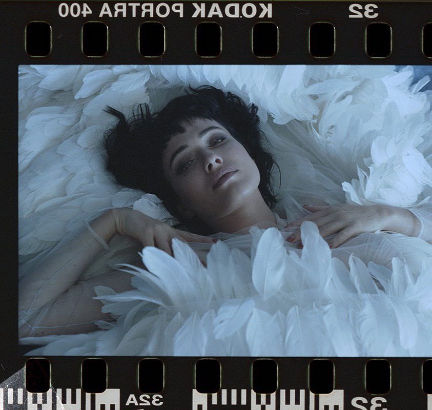 Чувственная Астафьева взбудоражила сеть постельными фото для Playboy