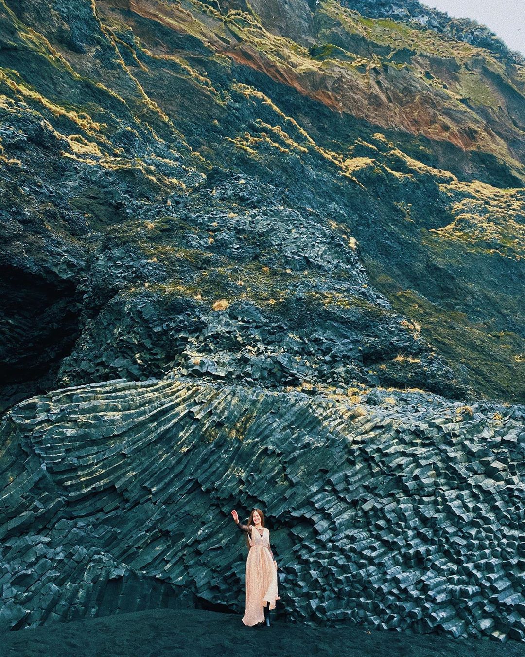 Даша Астаф'єва позувала у вражаючих нарядах на фоні мальовничої природи Ісландії