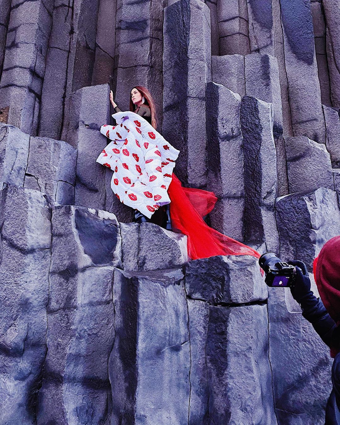 Даша Астаф'єва позувала у вражаючих нарядах на фоні мальовничої природи Ісландії