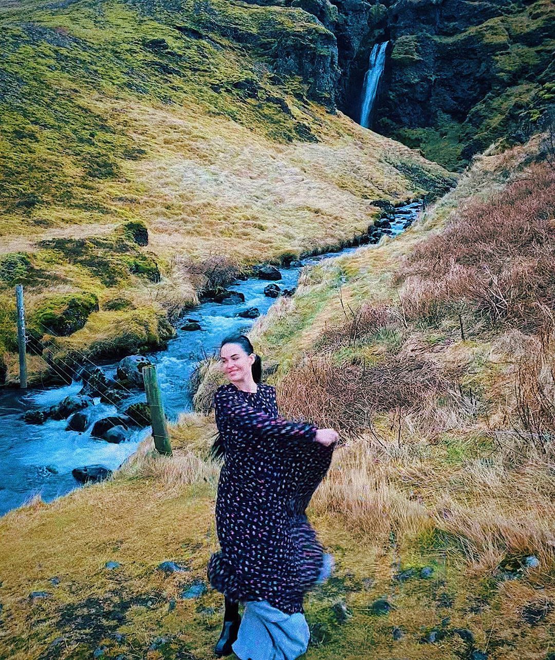 Даша Астаф'єва позувала у вражаючих нарядах на фоні мальовничої природи Ісландії