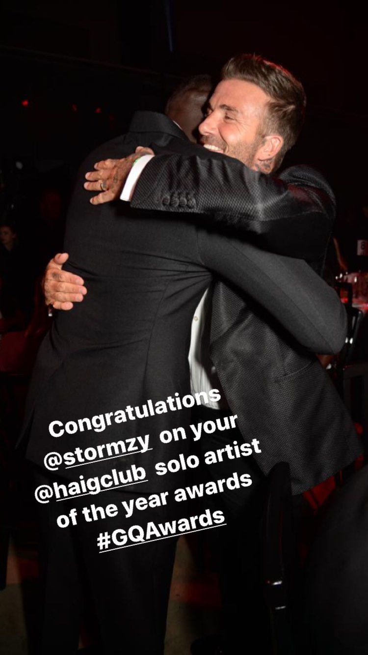 Біла королева: Вікторія Бекхем вийшла в світ у стильному вбранні і в оточенні улюблених чоловіків