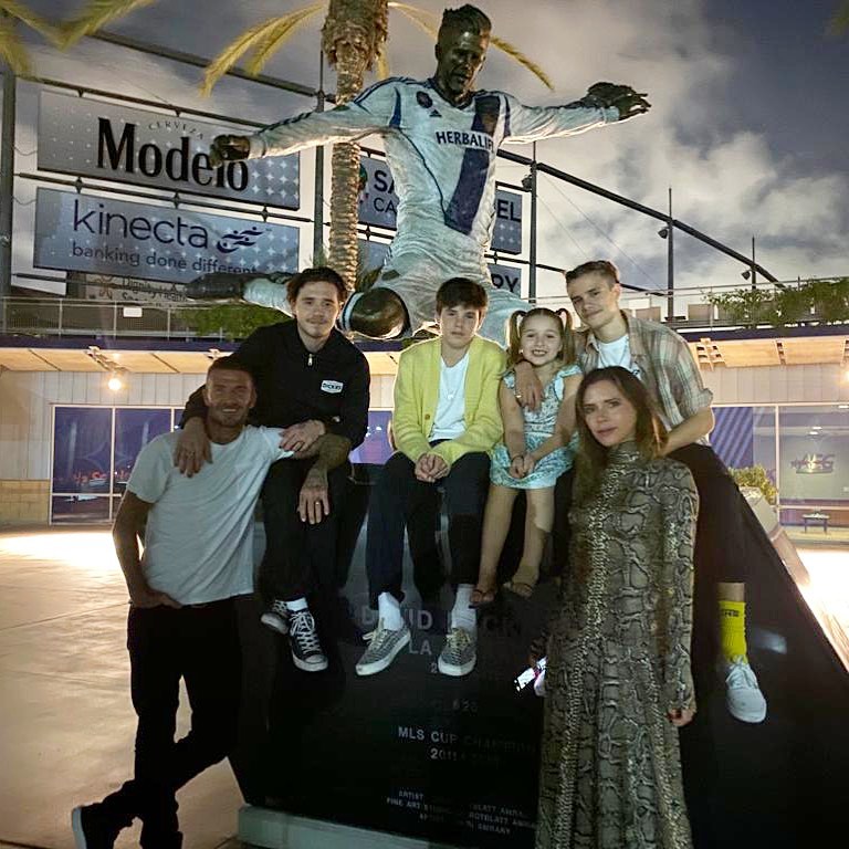 Идеальная дочь: Виктория Бекхэм засыпала сеть трогательными фото с 8-летней Харпер