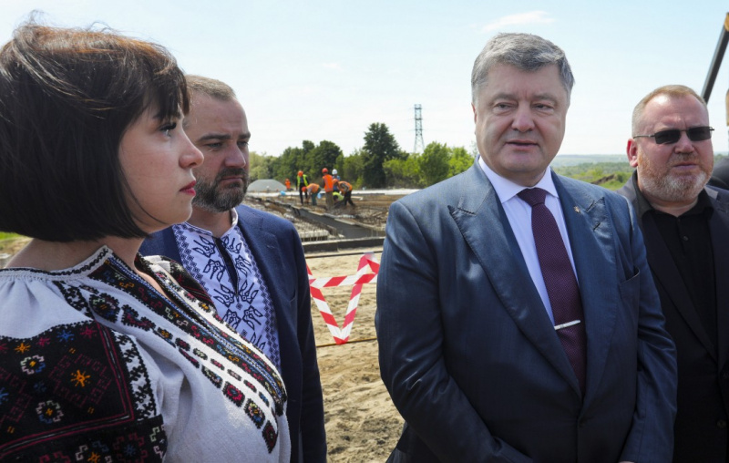 Порошенко назвав капітальний ремонт доріг є одним із пріоритетів держави