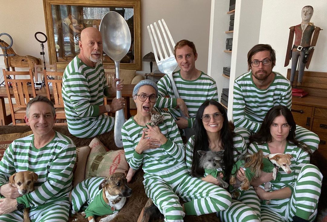 Снова вместе? Брюс Уиллис проводит карантин с Деми Мур и детьми от первого брака