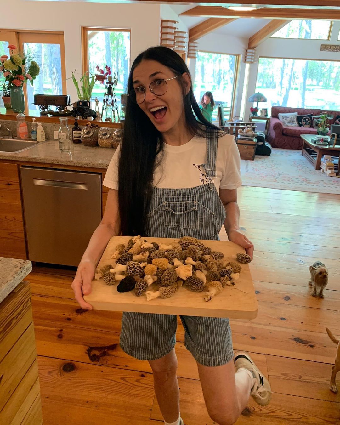 Неймовірно приваблива: 57-річна Демі Мур у зухвалому комбінезоні похвалилася стрункими ніжками