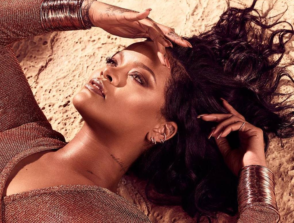 У спідній білизні на шпильках: Ріанна схвилювала шанувальників чуттєвими кадрами