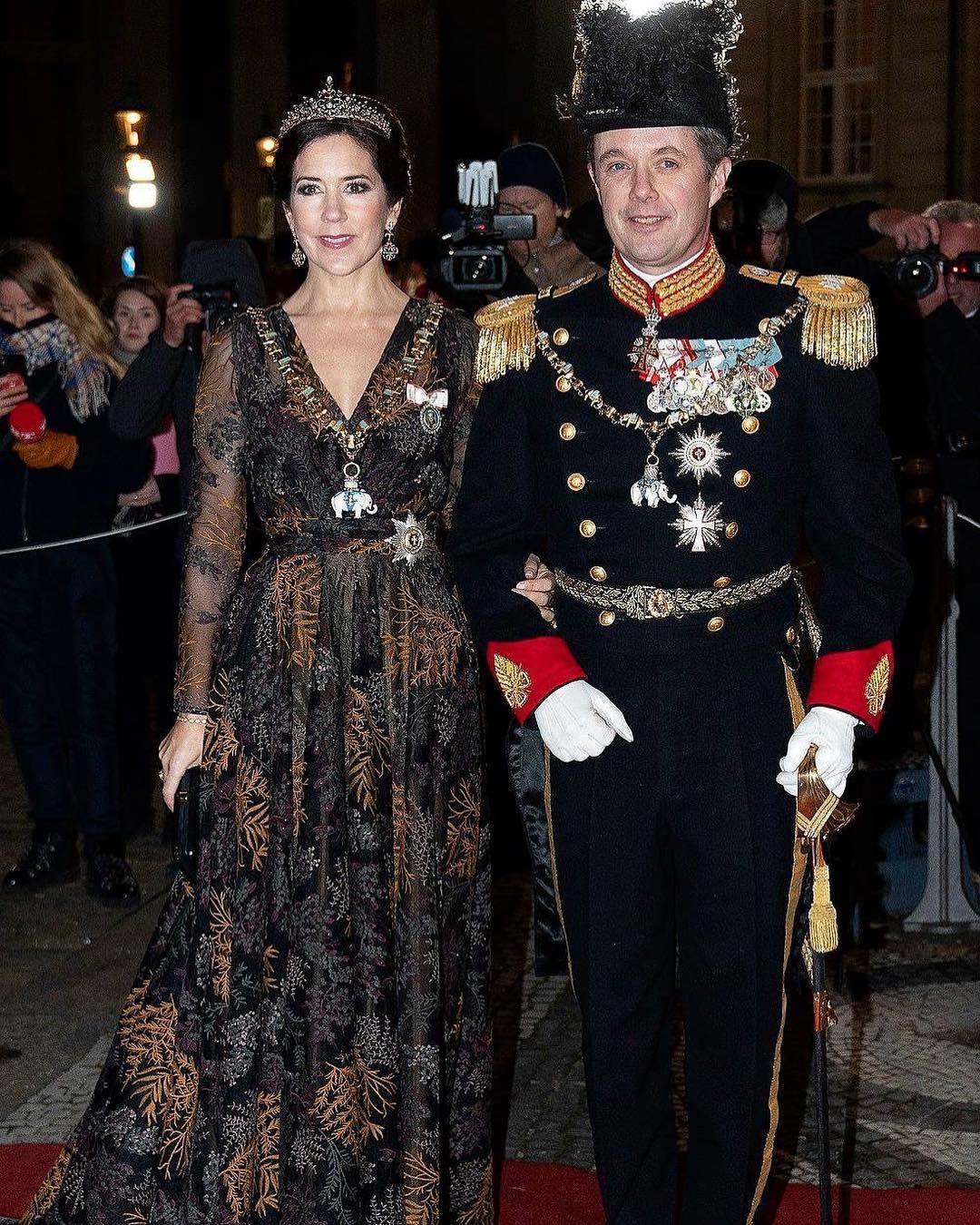 В тренде: королева Дании восхитила роскошным коралловым платьем на новогоднем приеме