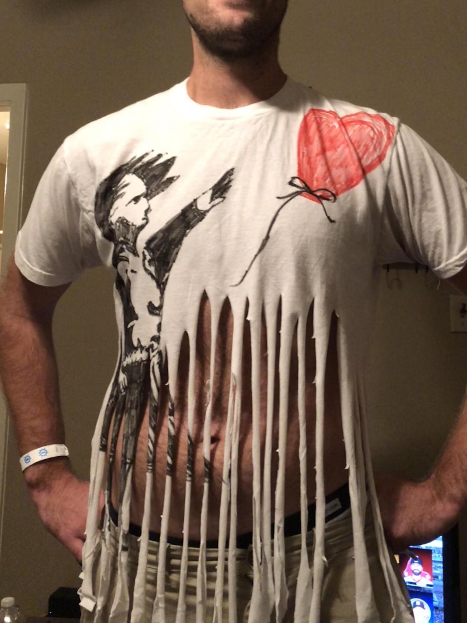 Хэллоуин от Бэнкси: трюк с картиной вдохновил на создание &quot;саморазрушаюшихся&quot; костюмов