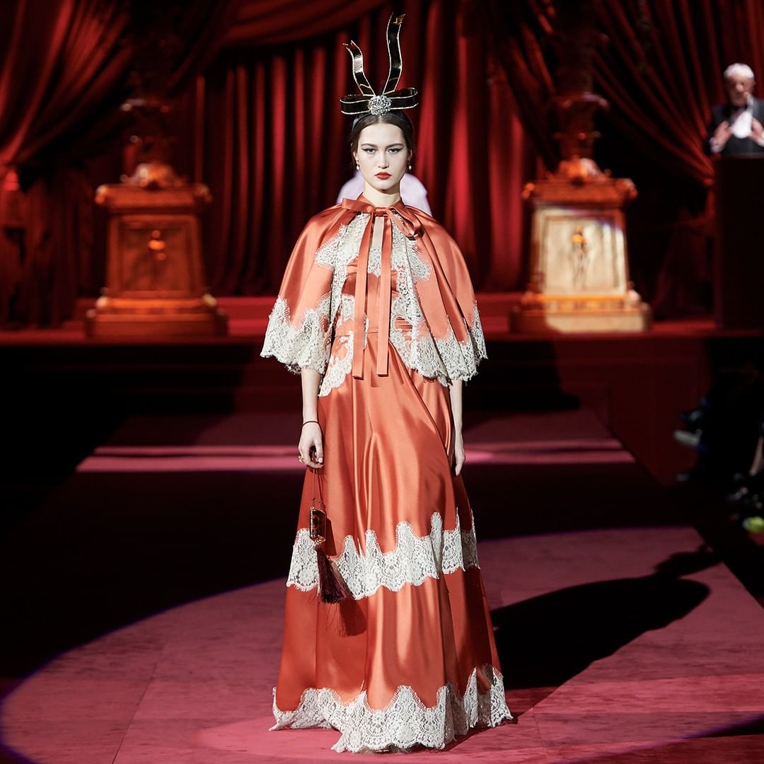 Классика, роскошь и сюрреализм: как прошел показ Dolce &amp; Gabbana на Неделе моды в Милане FW 19/20