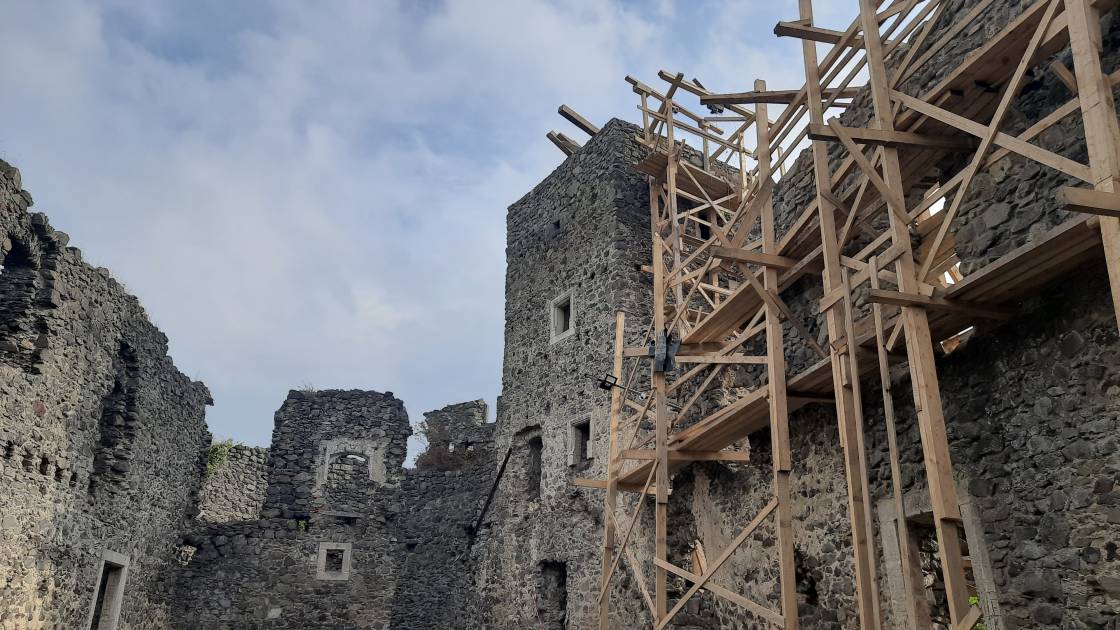 В древнейшем замке Украины обнаружили тайный подвал: нашли настоящий клад (фото)