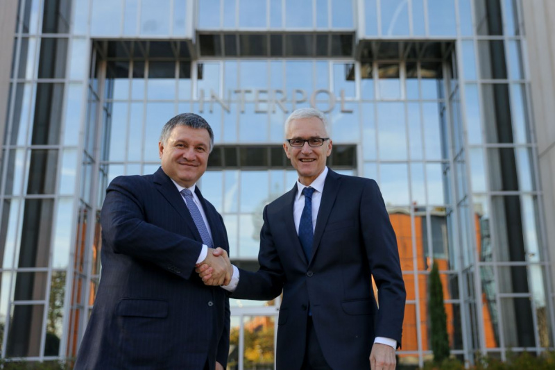 Україна обговорила з Інтерполом співробітництво у боротьбі з кібер - і наркозлочинами