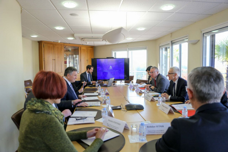 Україна обговорила з Інтерполом співробітництво у боротьбі з кібер - і наркозлочинами