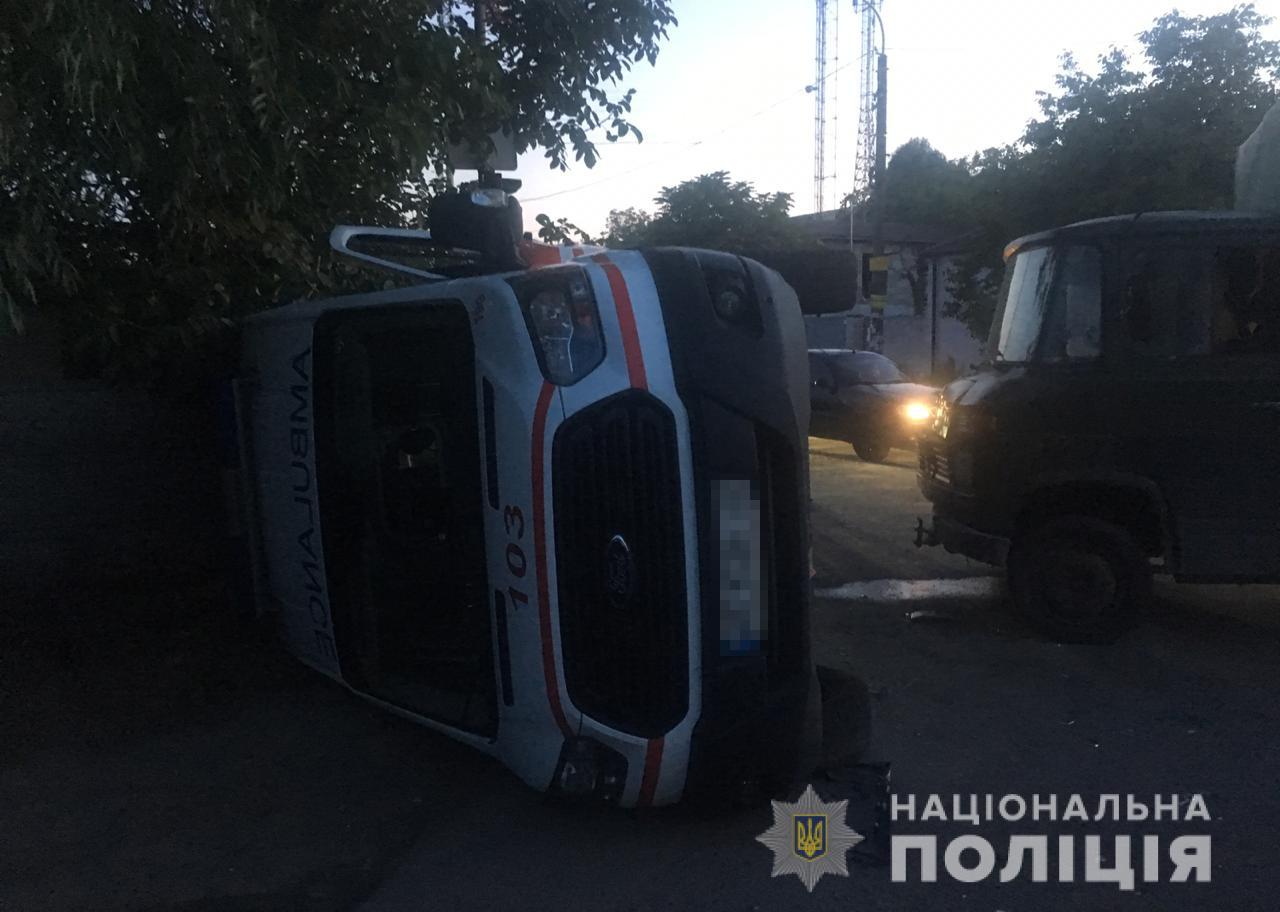 У Дніпрі вантажівка перевернула "швидку": подробиці жахливого ДТП (фото, відео)