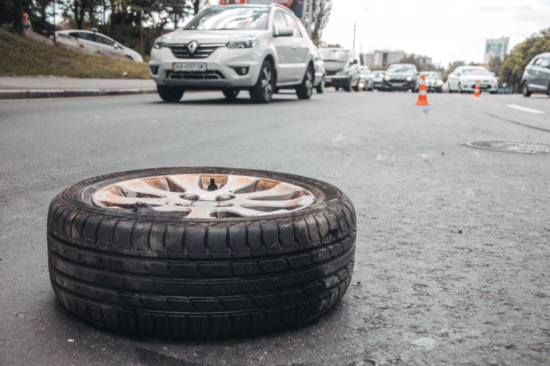 У Києві дівчина на Audi влетіла в два автомобіля і двічі перекинулася