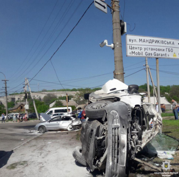 В Днепре фура протаранила 12 авто на парковке, есть погибший и раненые