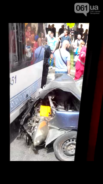 В Запорожье столкнулись 10 автомобилей и маршрутка, есть пострадавшие