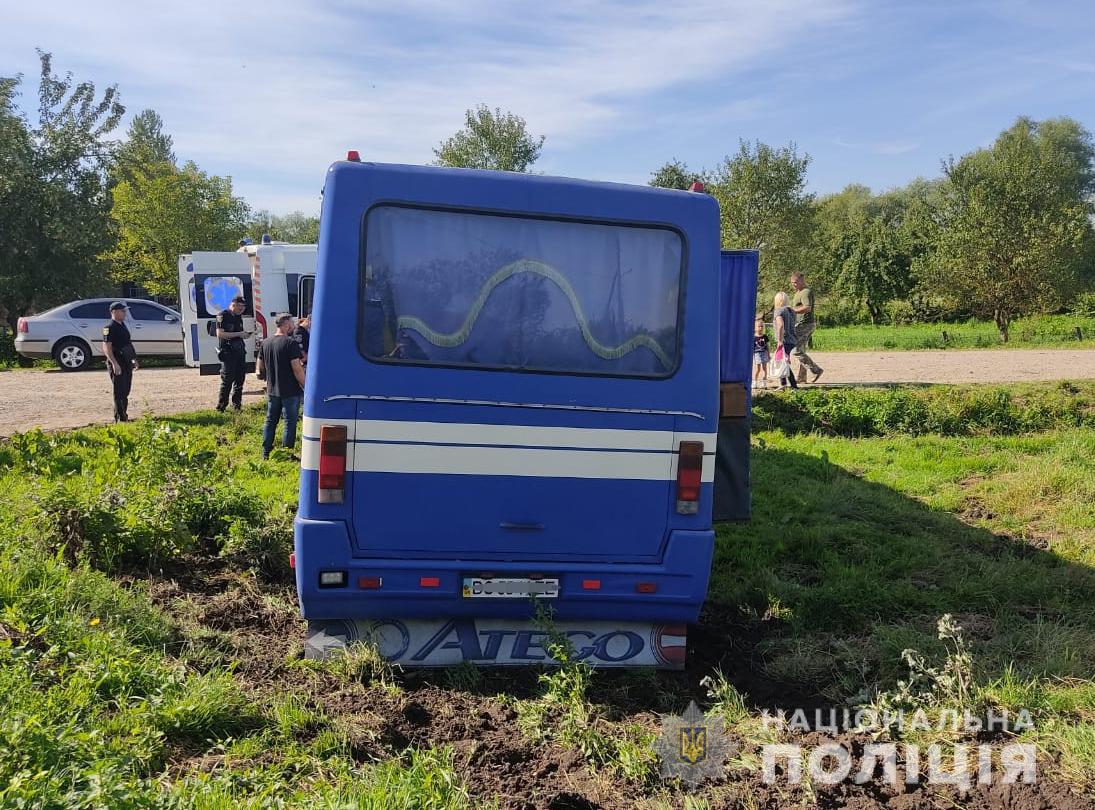 У Львівській області автобус злетів у кювет, семеро постраждалих