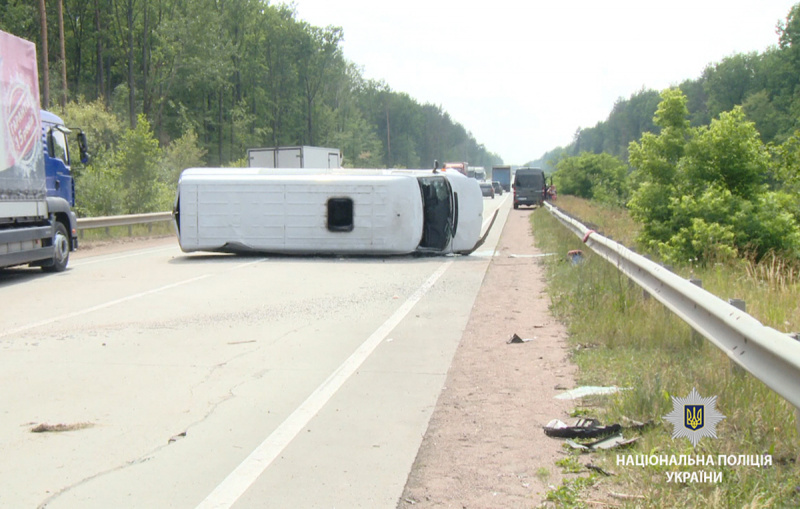 В Житомирской области перевернулся микроавтобус, есть пострадавшие