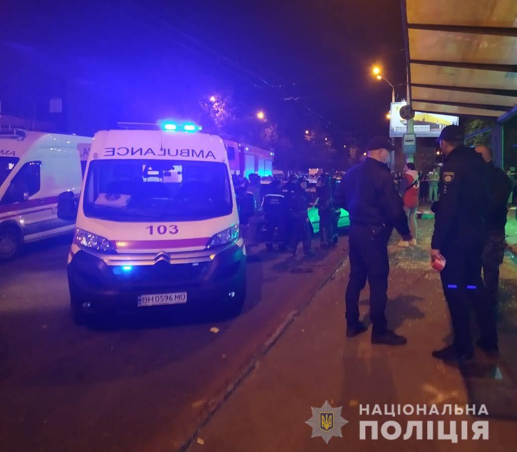 В Одессе авто на большой скорости влетело в остановку с людьми: фото и видео инцидента