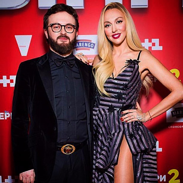 Розкішна Оля Полякова в чудовому вбранні похвалилася нескінченними ногами