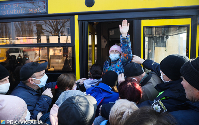 Карантин в Киеве: появились фото "штурма" автобусов