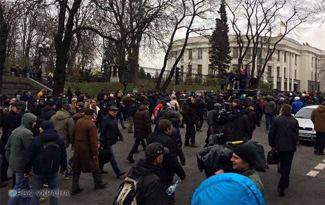 Під будівлю Ради стягують силовиків