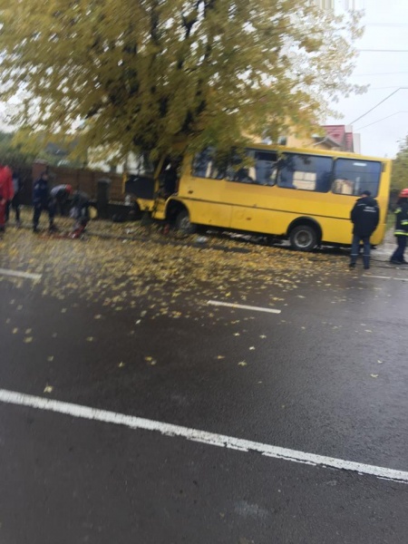 В результате ДТП во Львове пострадали 14 пассажиров и водитель маршрутки