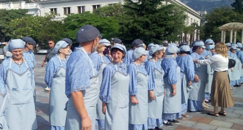 В Крыму дворников одели в "царскую форму": так еще людей не унижали (фото)