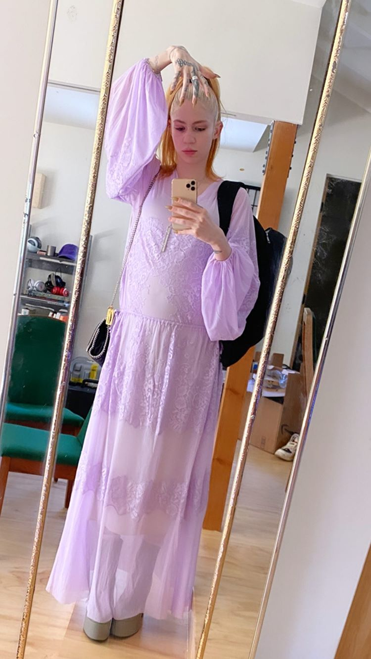 Вагітна кохана Ілона Маска в яскравому образі показала помітно округлі форми