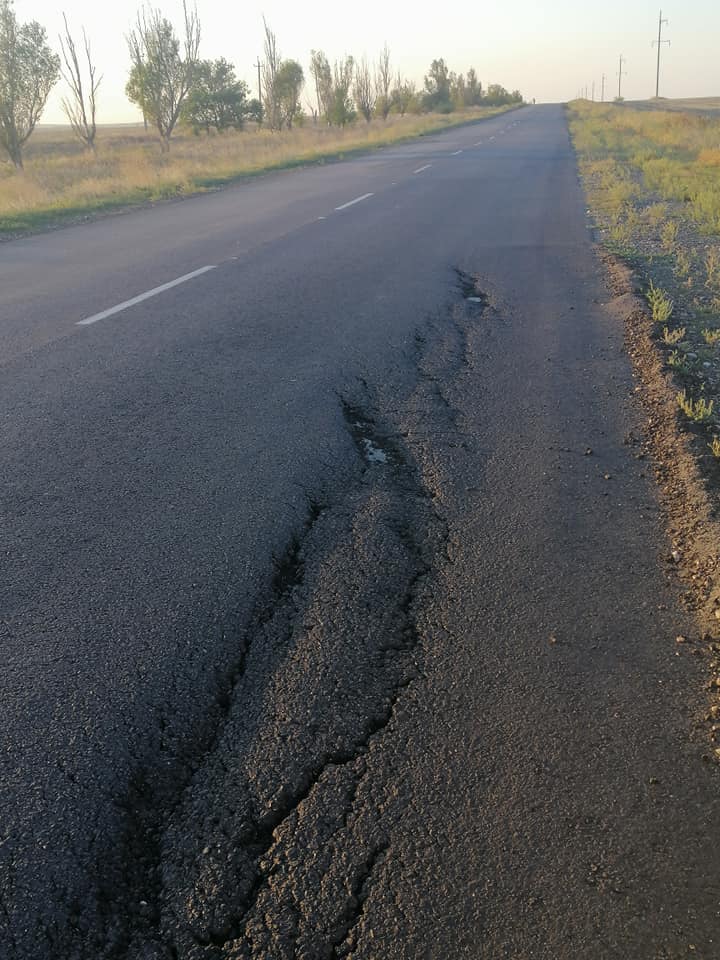 Під бердянськом "посипалась" нова траса: не простояла і місяць (фото)