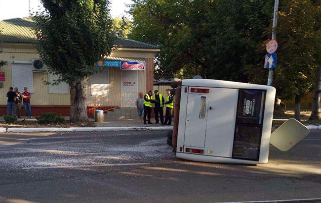 В центре Славянска маршрутка столкнулась с микроавтобусом, трое пострадавших