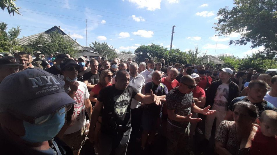 Под Харьковом эвакуировали ромов, против которых ополчилось село (видео)